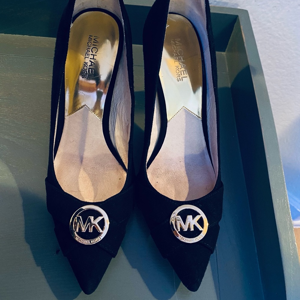 MK logo pumps